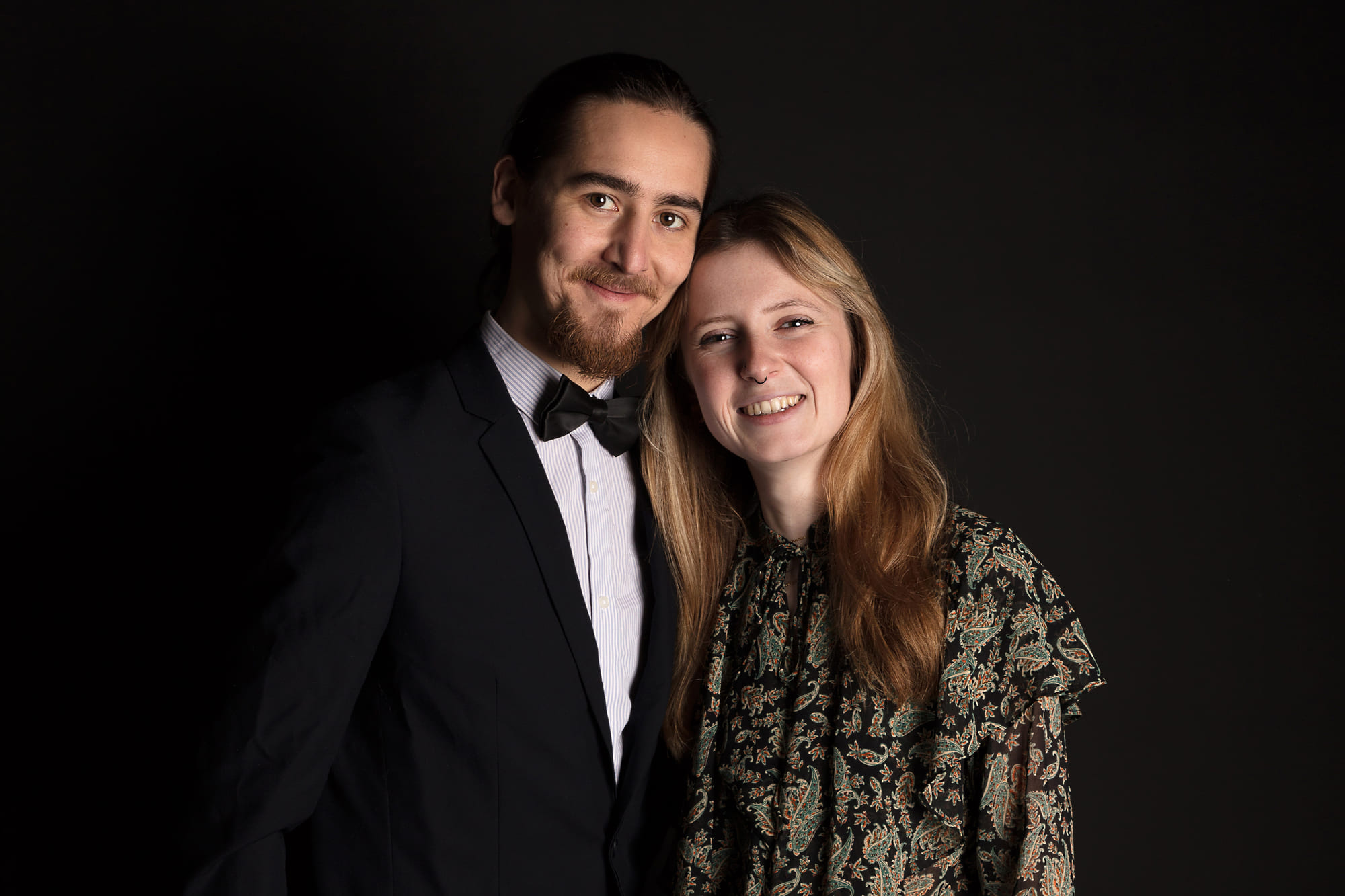 séance-photo-couple-bonheur-studio-annecy-photographe-sandrine-prost En duo pour une photo de couple réussie grâce à l'expertise de la photographe Sandrine Prost, dans son studio à Annecy