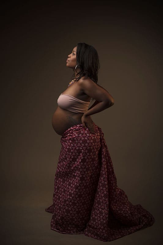 Photo Grossesse : photo de profil de la femme enceinte, par Sandrine Prost, Annecy