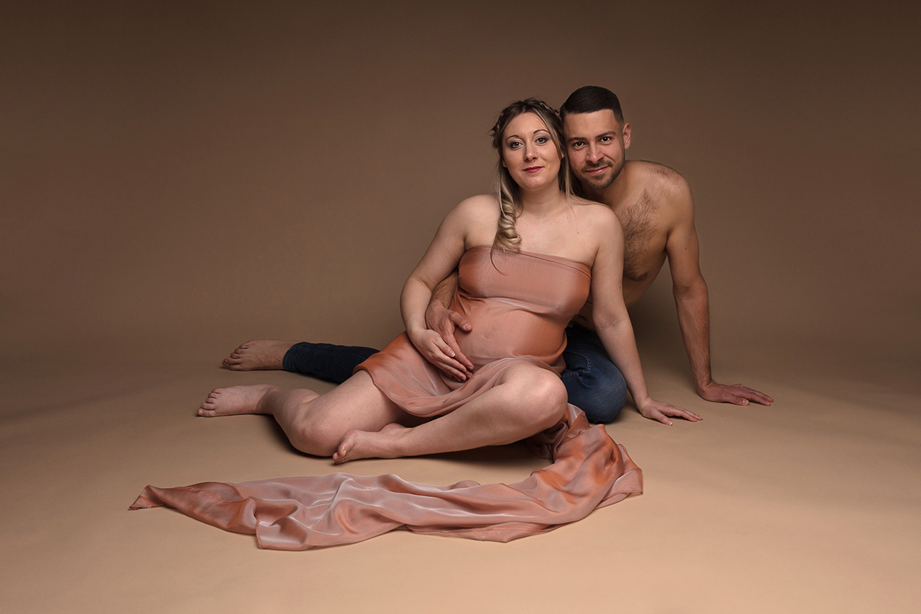 photo grossesse Annecy - comment inclure le conjoint et les enfants dans la photo de femme enceinte, par Sandrine Prost, photographe d'art professionnelle