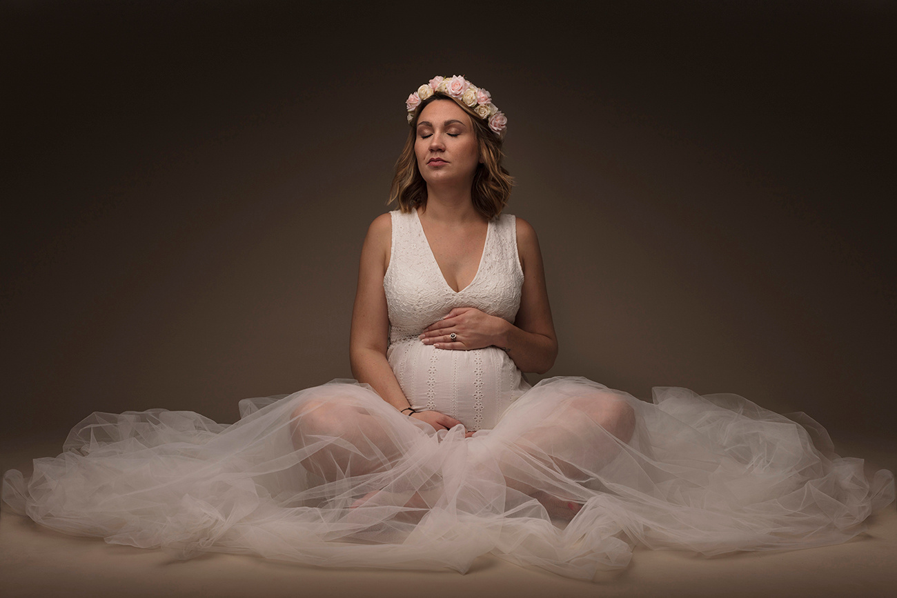 Photo grossesse Annecy - apprendre à poser pour une femme enceinte, par Sandrine Prost, photographe d'art professionnelle