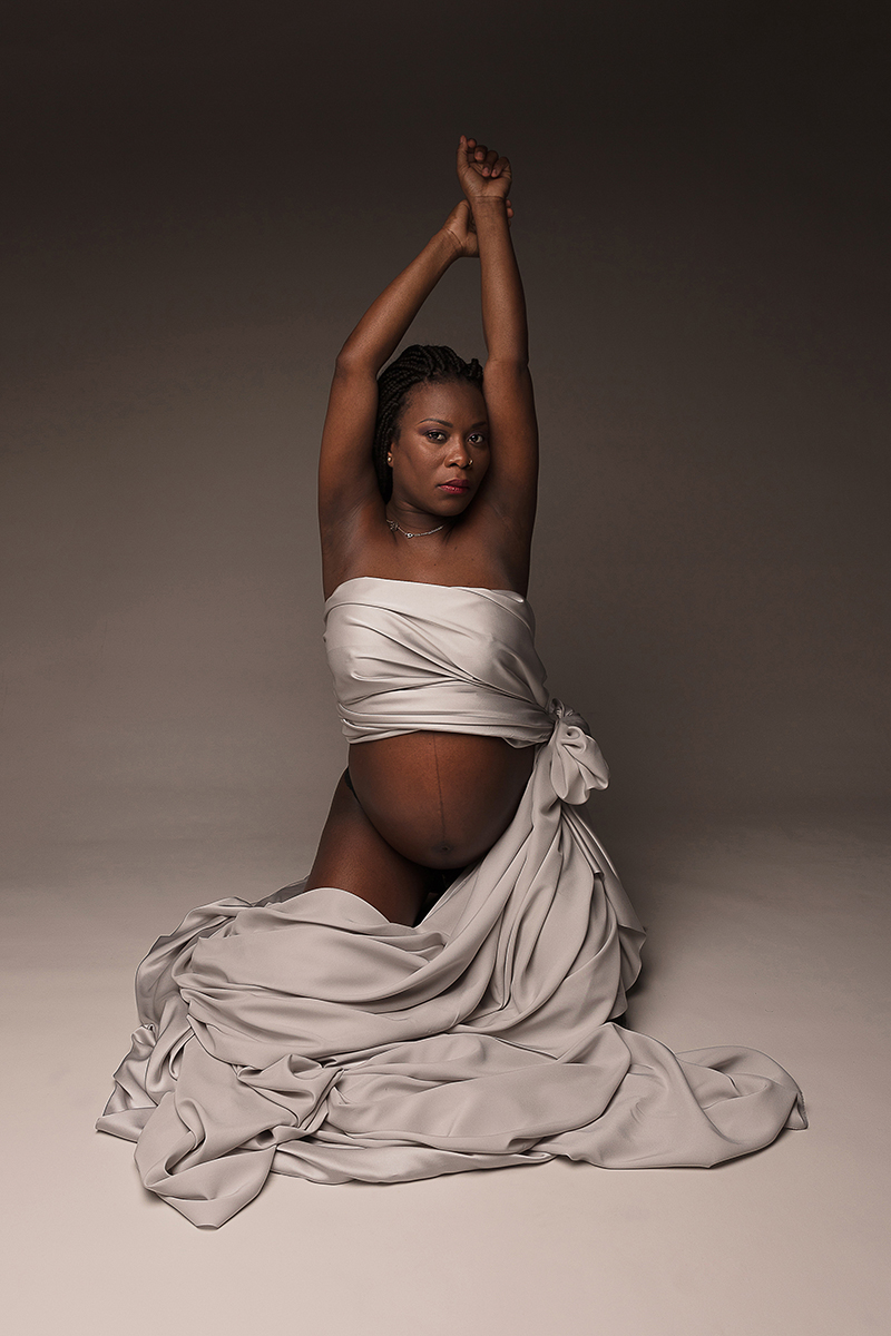 photo grossesse Annecy - photographier la femme enceinte parée de voiles, par Sandrine Prost, photographe d'art professionnelle