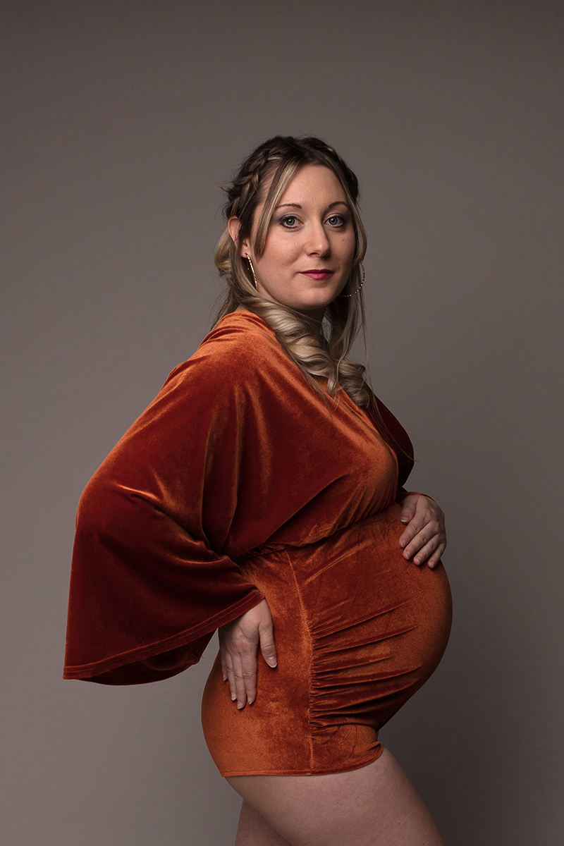 Photo grossesse Annecy - accentuer le ventre de la femme enceinte par des accessoires, par Sandrine Prost, photographe d'art professionnelle