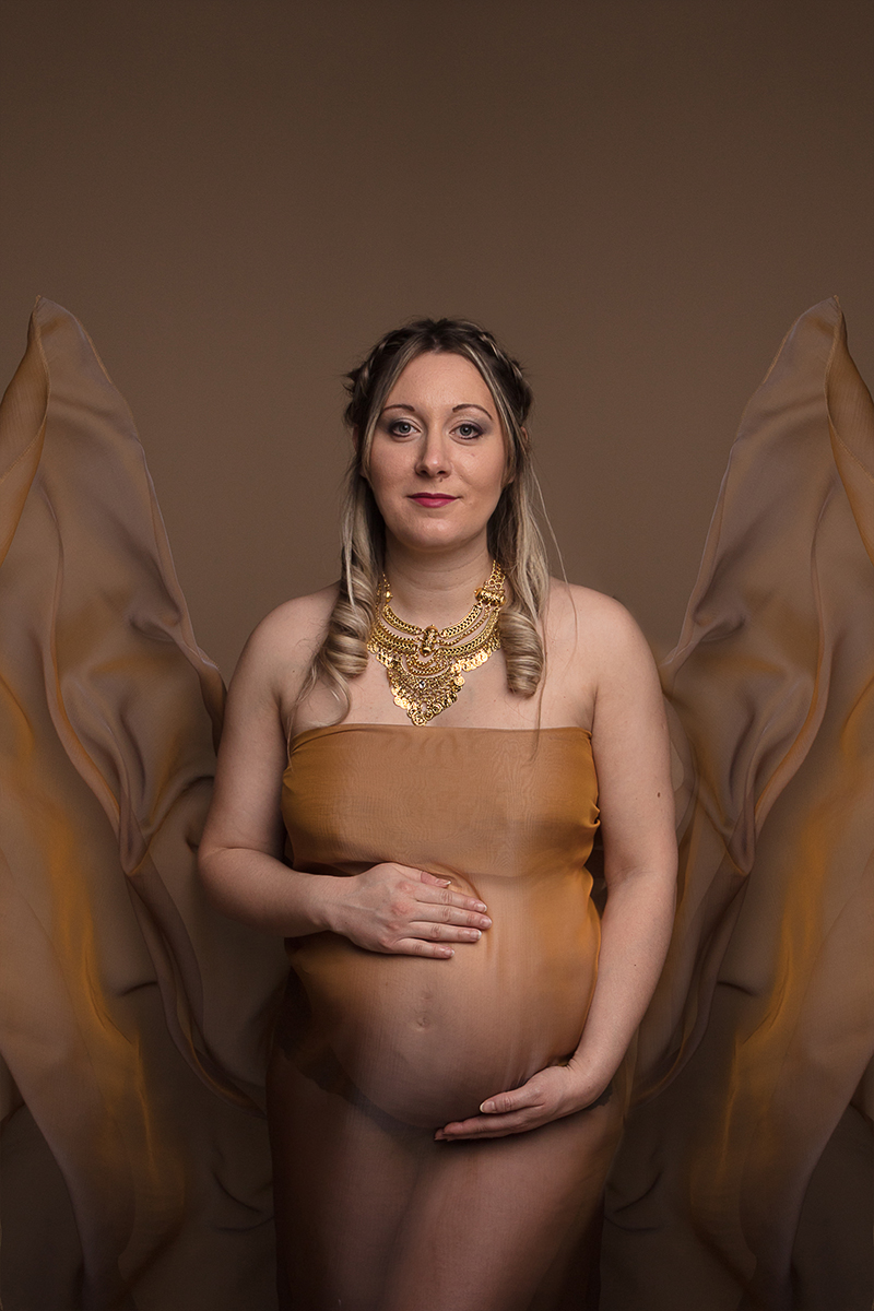 photo grossesse Annecy - Miser sur les accessoires pour photographier la femme enceinte, par Sandrine Prost, photographe d'art professionnelle