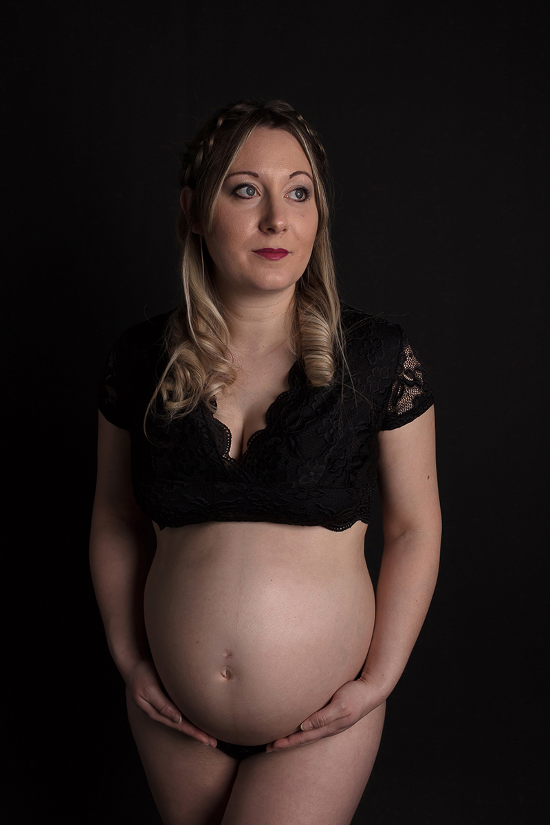 Photo grossesse Annecy - valoriser le ventre de la femme enceinte, par Sandrine Prost, photographe d'art professionnelle